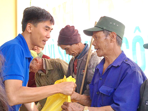 Đồng chí Thái Quang Thanh - Phó Bí thư Tỉnh đoàn trao quà cho các hộ gia đình chính sách của xã Tê Xăng
